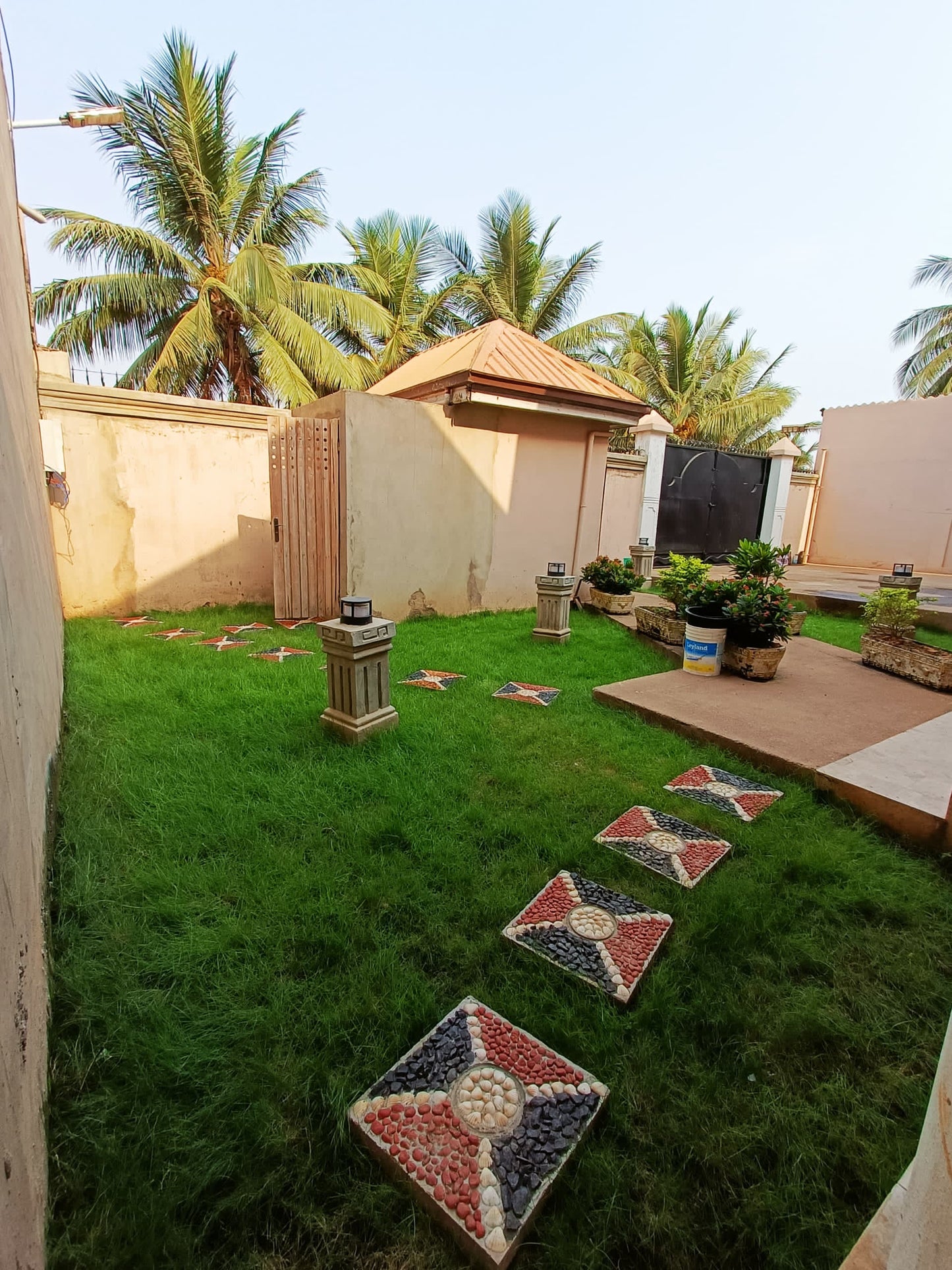À LOUER – VILLA MEUBLÉE 6 PIÈCES (5 CHAMBRES, 1 SALON) EN MARBRE À ADIDOGOMÉ APÉDOKOÈ GBOMAMÉ