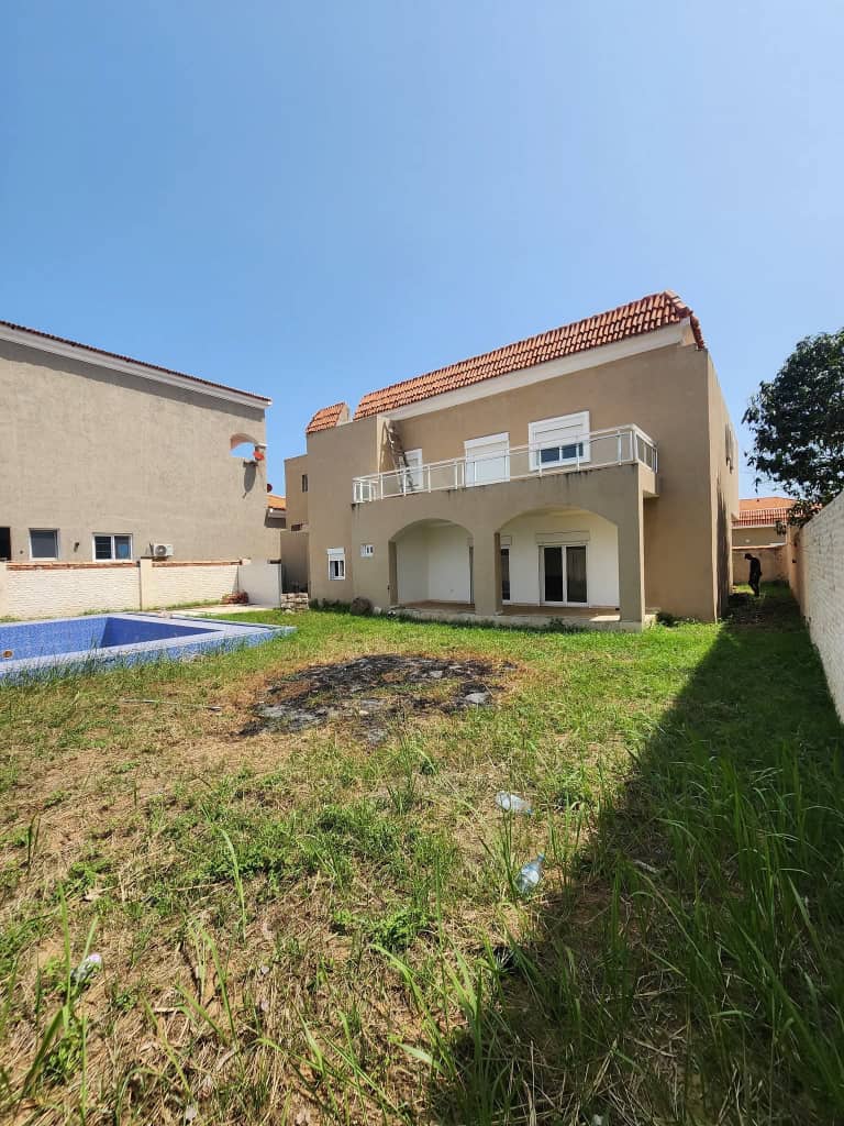 VILLA DUPLEX À VENDRE À BAGUIDA – 8 CHAMBRES, 4 SALONS, 4 CUISINES, PISCINE, GARAGE