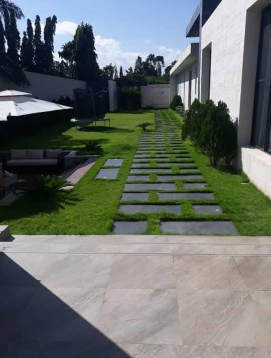 Villa 3 chambres meublée à vendre à Cité Oua (Caisse) – 2,3 milliards FCFA