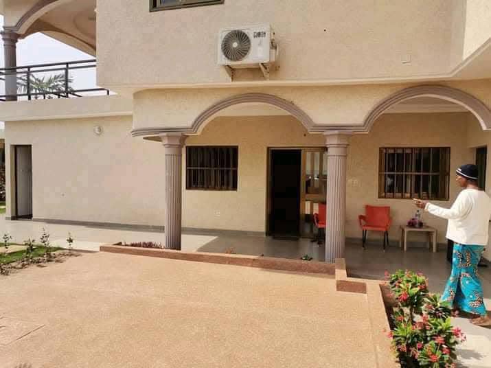 VILLA DUPLEX DE 7 PIÈCES AVEC PISCINE À VENDRE À AGOÈ LÉGBASSITO