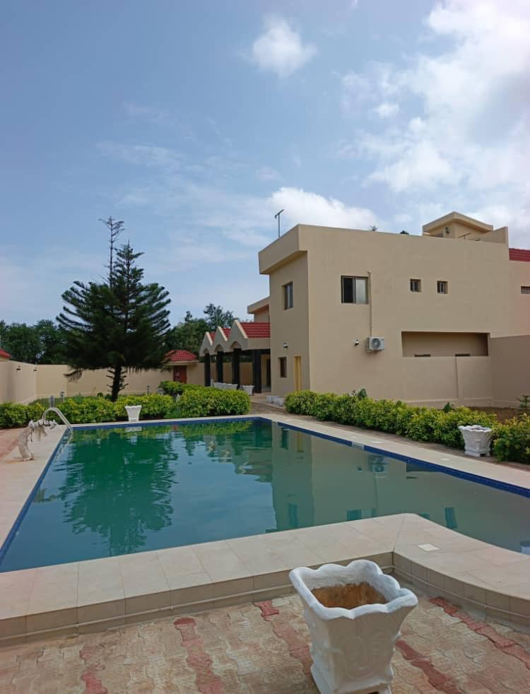 VILLA DUPLEX 6 CHAMBRES AVEC PISCINE À LOUER À TOGO 2000