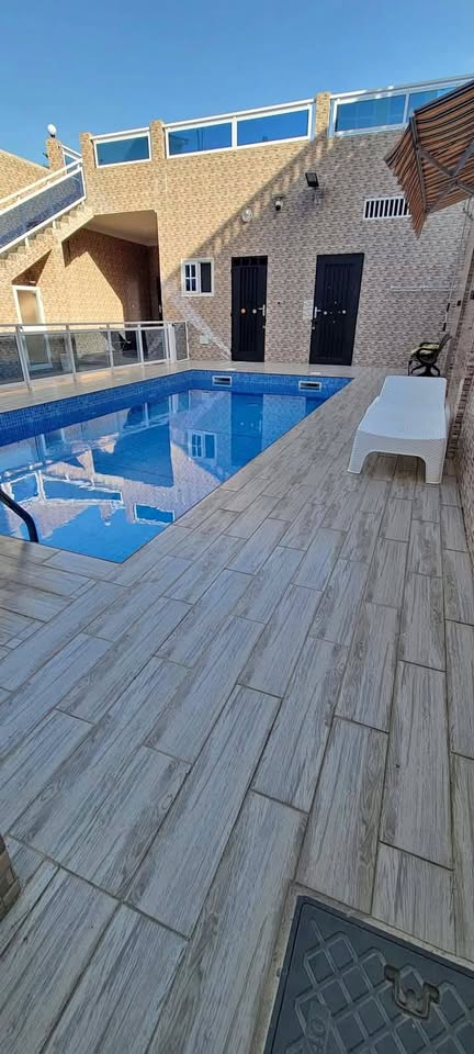 À LOUER – VILLA MEUBLÉE AVEC PISCINE DE 5 PIÈCES À AGODEKA – 04 CHAMBRES, CUISINE MODERNE, WIFI, GARAGE – 900.000F/MOIS