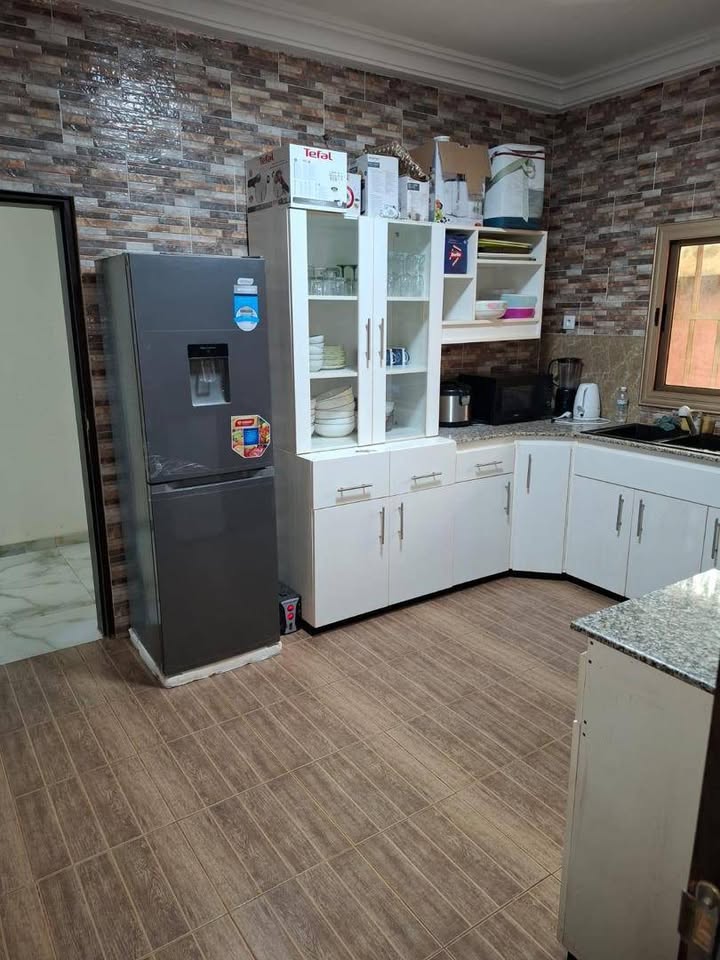 À LOUER – VILLA MEUBLÉE 4 PIÈCES (3 CHAMBRES SALON) AVEC JARDIN À ADIDOGOMÉ ATTILAMONOU
