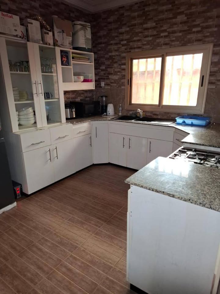 À LOUER – VILLA MEUBLÉE 4 PIÈCES (3 CHAMBRES SALON) AVEC JARDIN À ADIDOGOMÉ ATTILAMONOU