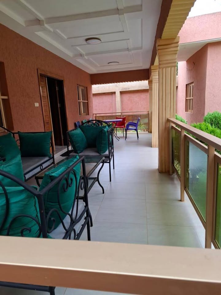 À LOUER – VILLA MEUBLÉE 4 PIÈCES (3 CHAMBRES SALON) AVEC JARDIN À ADIDOGOMÉ ATTILAMONOU