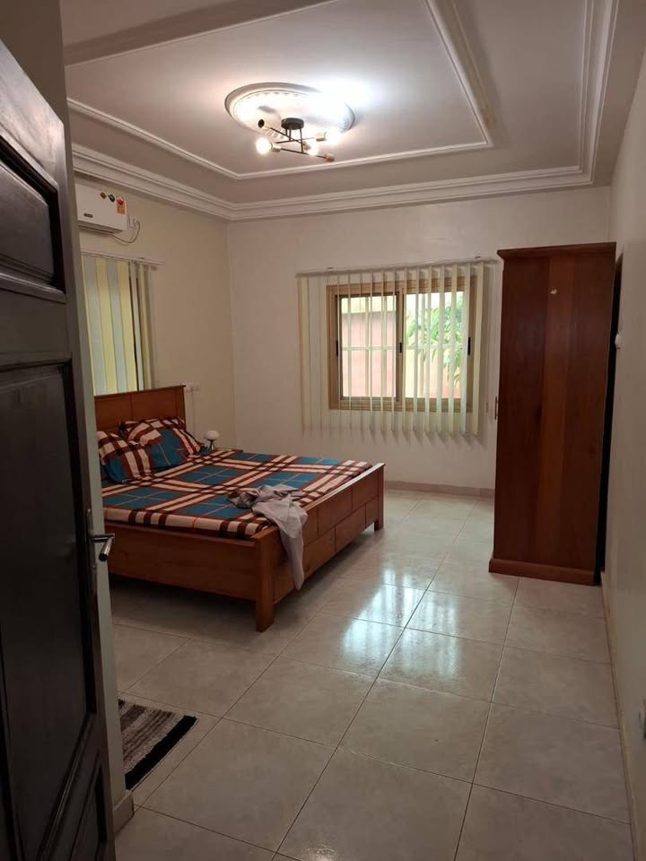 À LOUER – VILLA MEUBLÉE 4 PIÈCES (3 CHAMBRES SALON) AVEC JARDIN À ADIDOGOMÉ ATTILAMONOU