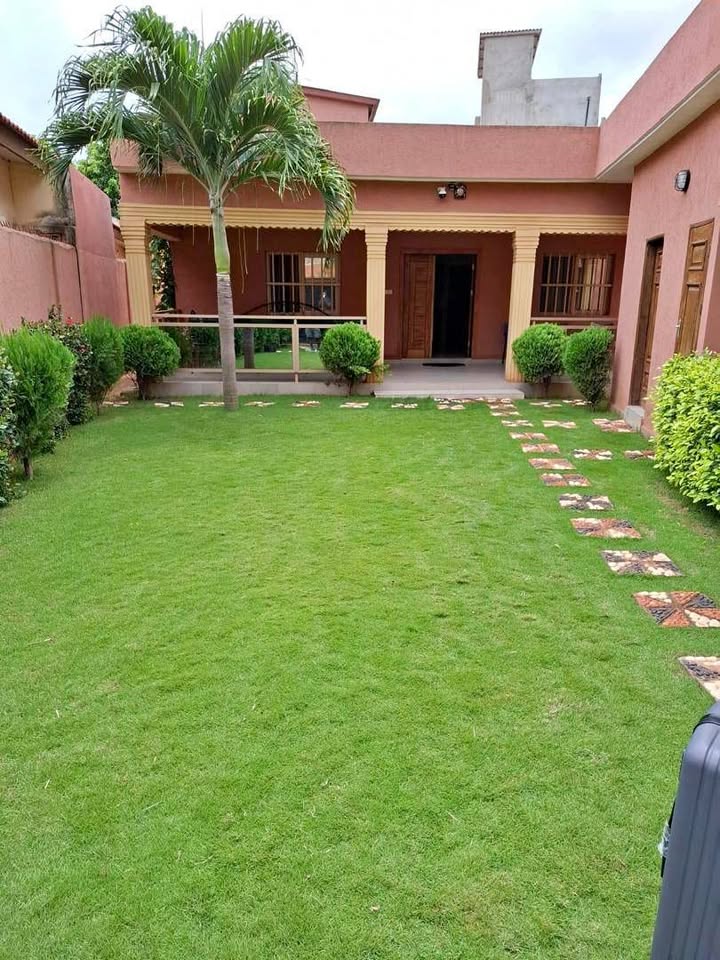 À LOUER – VILLA MEUBLÉE 4 PIÈCES (3 CHAMBRES SALON) AVEC JARDIN À ADIDOGOMÉ ATTILAMONOU