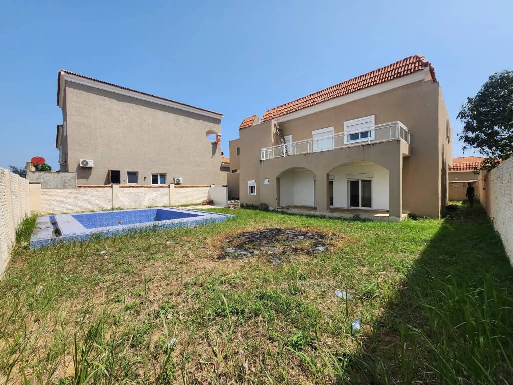 VILLA DUPLEX À VENDRE À BAGUIDA – 8 CHAMBRES, 4 SALONS, 4 CUISINES, PISCINE, GARAGE