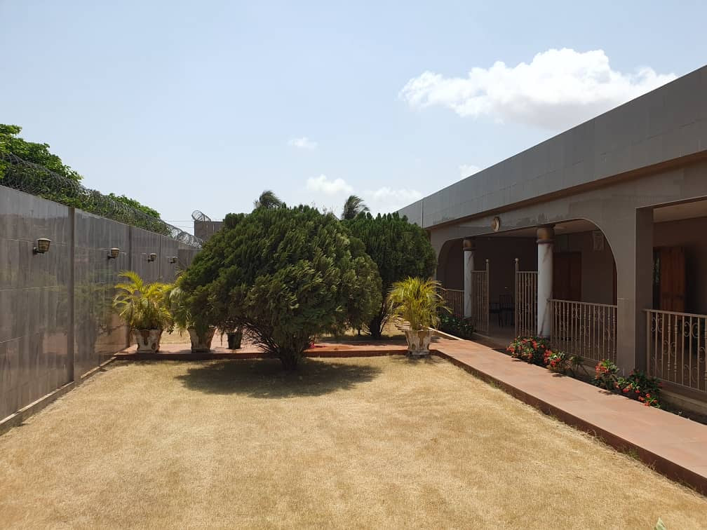 Villa meublée 5 chambres à vendre à Agoè Telessou – 400 millions FCFA