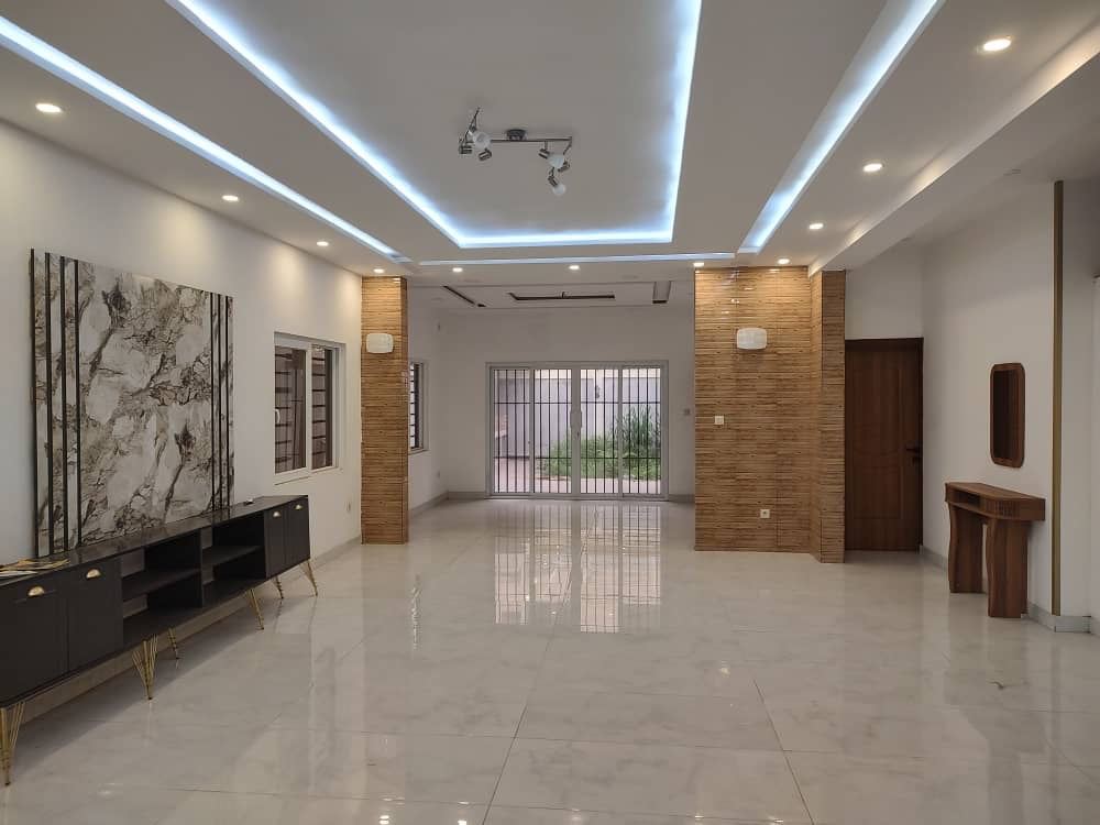 VILLA DUPLEX 6 PIÈCES À VENDRE À HEDZRANAWOÉ – 300 m² | TITRE FONCIER