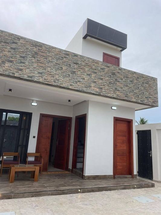 À LOUER – VILLA MEUBLÉE DE 3 PIÈCES (2 CHAMBRES SALON) À KPOGAN