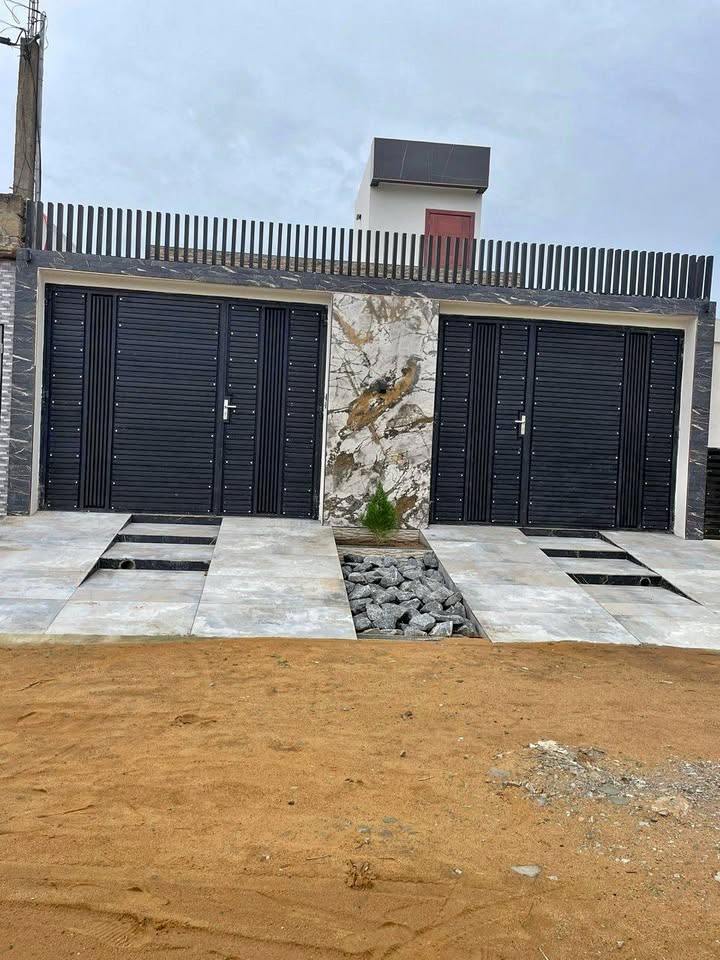 À LOUER – VILLA MEUBLÉE DE 3 PIÈCES (2 CHAMBRES SALON) À KPOGAN