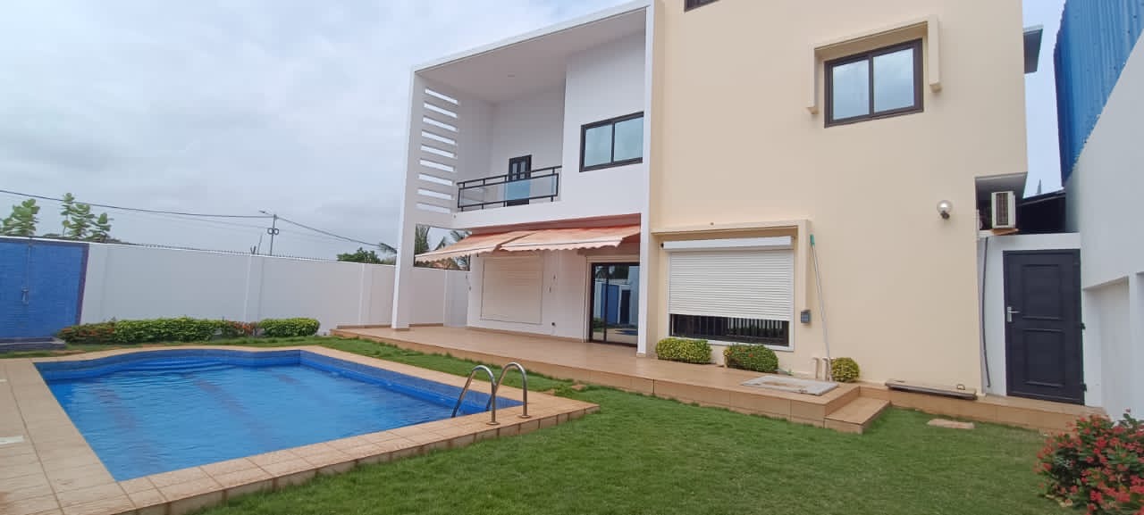 À LOUER – Villa 6 pièces avec piscine à Hedzranawoé Tigamé, à 20 m du goudron | 1,5 million FCFA/mois