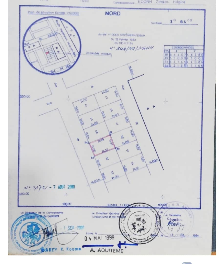À VENDRE – TERRAIN CARRÉ CLÔTURÉ DE PLUS D’UN DEMI-LOT À AGOE CAMP FIR – 18 MILLIONS FCFA
