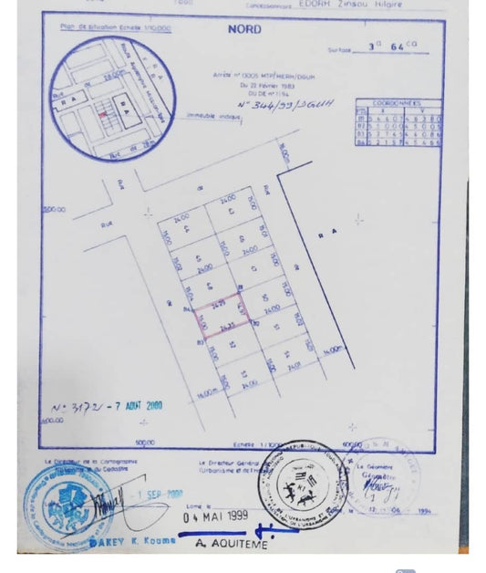 À VENDRE – TERRAIN CARRÉ CLÔTURÉ DE PLUS D’UN DEMI-LOT À AGOE CAMP FIR – 18 MILLIONS FCFA