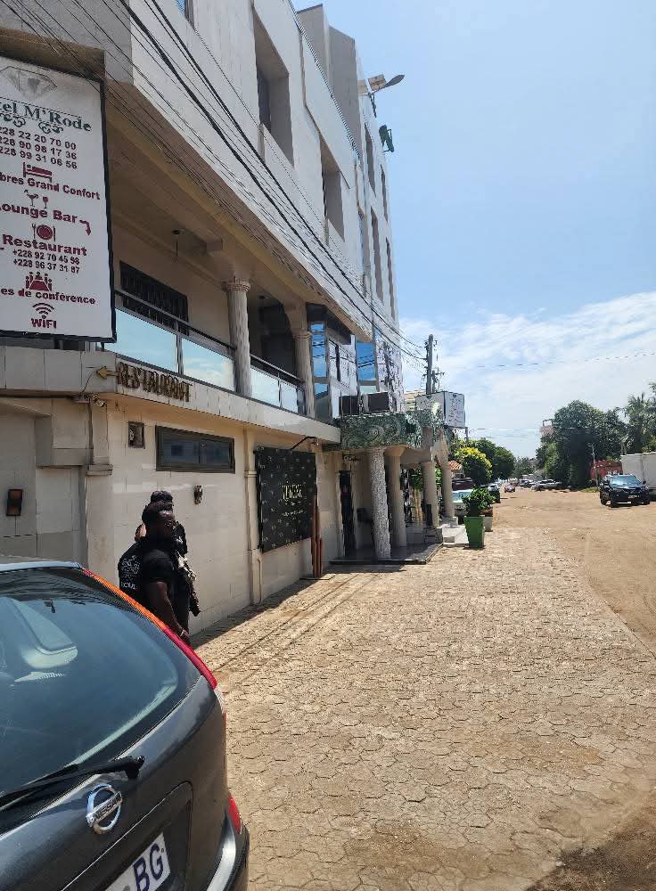 À VENDRE - LOMÉ - HÔTEL DE 32 CHAMBRES EN VENTE SUR LA RUE DE L’OCAM