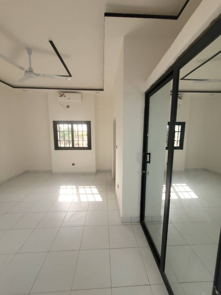 Immeuble commercial à louer à Kégué – 4 000 000 FCFA par mois