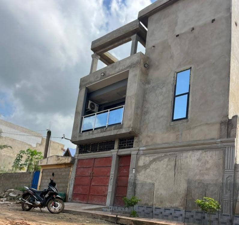 VILLA TRIPLEX DE 6 PIÈCES À VENDRE À AGOÈ BERNA-KOPÉ – 25 MILLIONS FCFA
