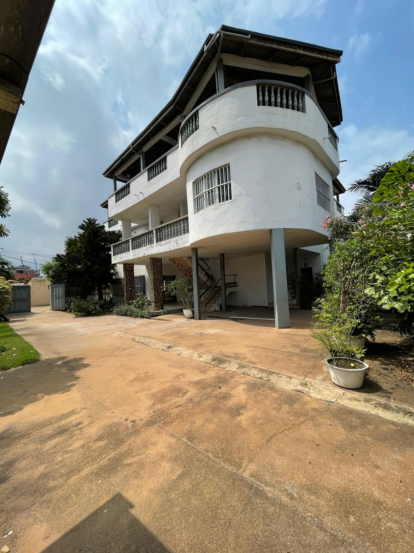 À LOUER – Villa duplex à Kodjoviakopé | 5 chambres, 2 salons, jardin, garage | 600.000 FCFA/mois