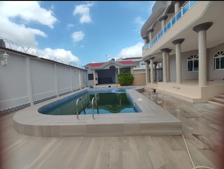 VILLA À VENDRE À LA CITÉ OUA – 10 PIÈCES – 2250m²