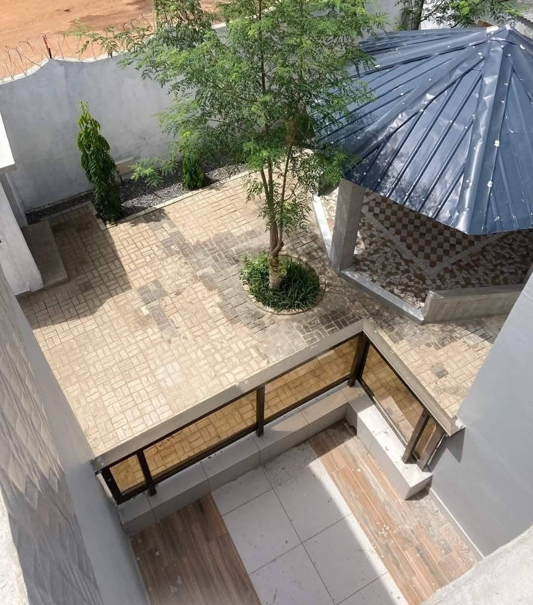 VILLA DUPLEX 10 PIÈCES À LOUER À ADÉWUI – NON LOIN DE L’IMMEUBLE MAJOREL