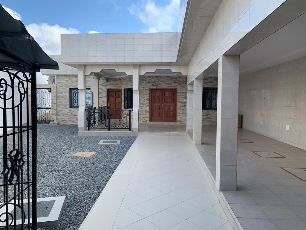 UNE VILLA À VENDRE À ADIDOGOMÉ WOGNOME À 250M DU GOUDRON - 3 CHAMBRES, 1 SALON, GARAGE