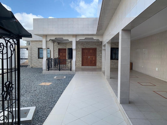 UNE VILLA À VENDRE À ADIDOGOMÉ WOGNOME À 250M DU GOUDRON - 3 CHAMBRES, 1 SALON, GARAGE