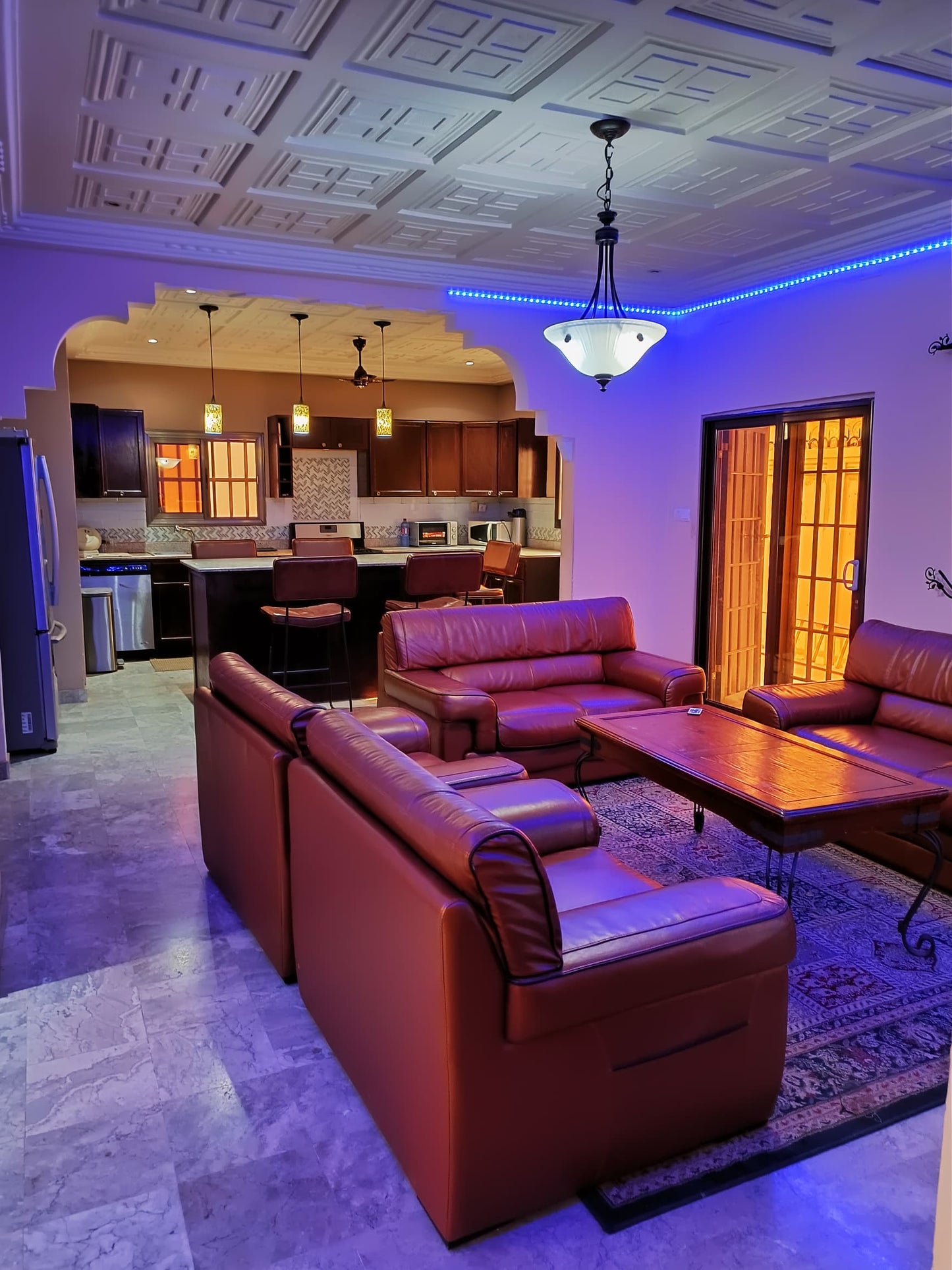 À LOUER – VILLA MEUBLÉE 6 PIÈCES (5 CHAMBRES, 1 SALON) EN MARBRE À ADIDOGOMÉ APÉDOKOÈ GBOMAMÉ