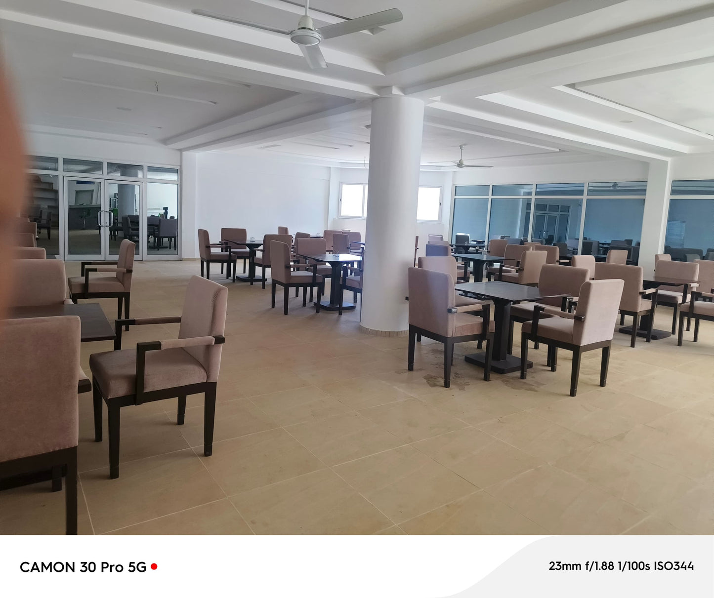 À VENDRE UN RESTAURANT TOUT EN BAIES VITRÉES BÂTI SUR UN LOT EN ANGLE DE RUE À 50M DU GOUDRON AVEC VUE SUR LA MER À BAGUIDA - 3 NIVEAUX, 6 TOILETTES, 2 BARS