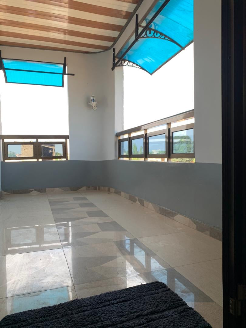 UNE MINI VILLA À VENDRE – À CÔTÉ DE L’HÔTEL DE L’AÉROPORT DE LOMÉ (ANGLE DE RUE)