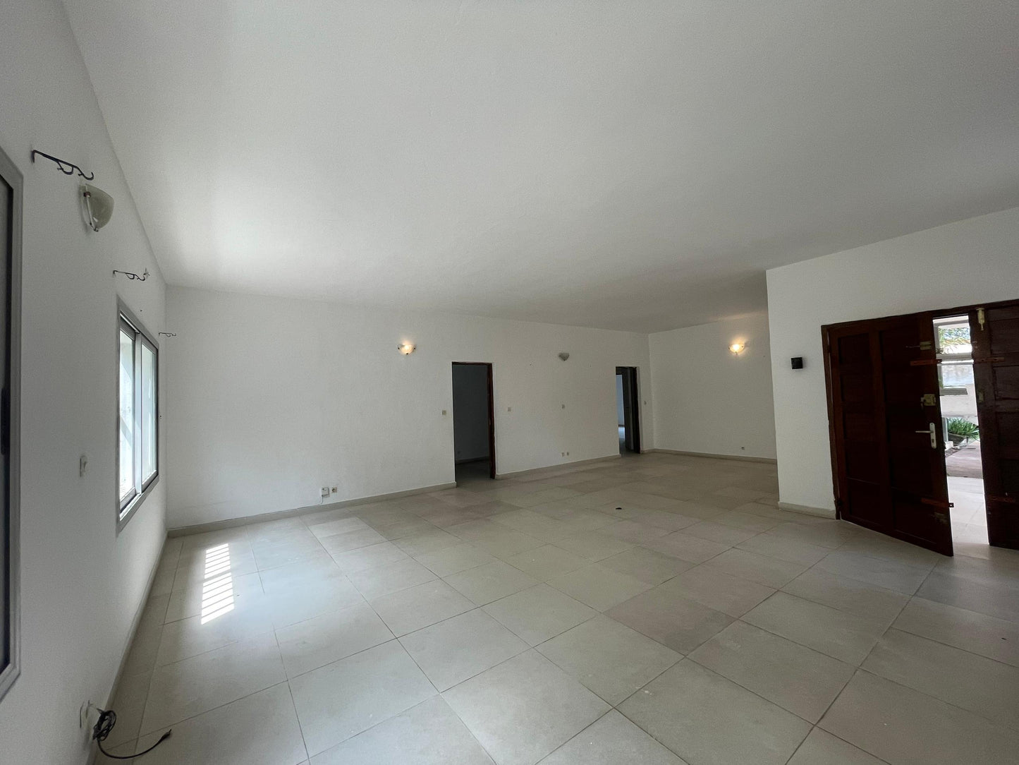 À LOUER – Villa duplex à Kodjoviakopé | 5 chambres, 2 salons, jardin, garage | 600.000 FCFA/mois
