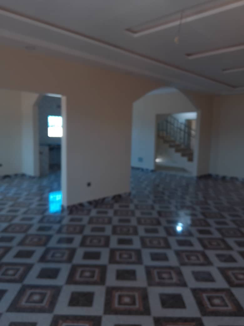 UNE VILLA À VENDRE ET EN LOCATION À ADÉTIKOPÉ - 04 CHAMBRES, 01 SALON, 01 CUISINE