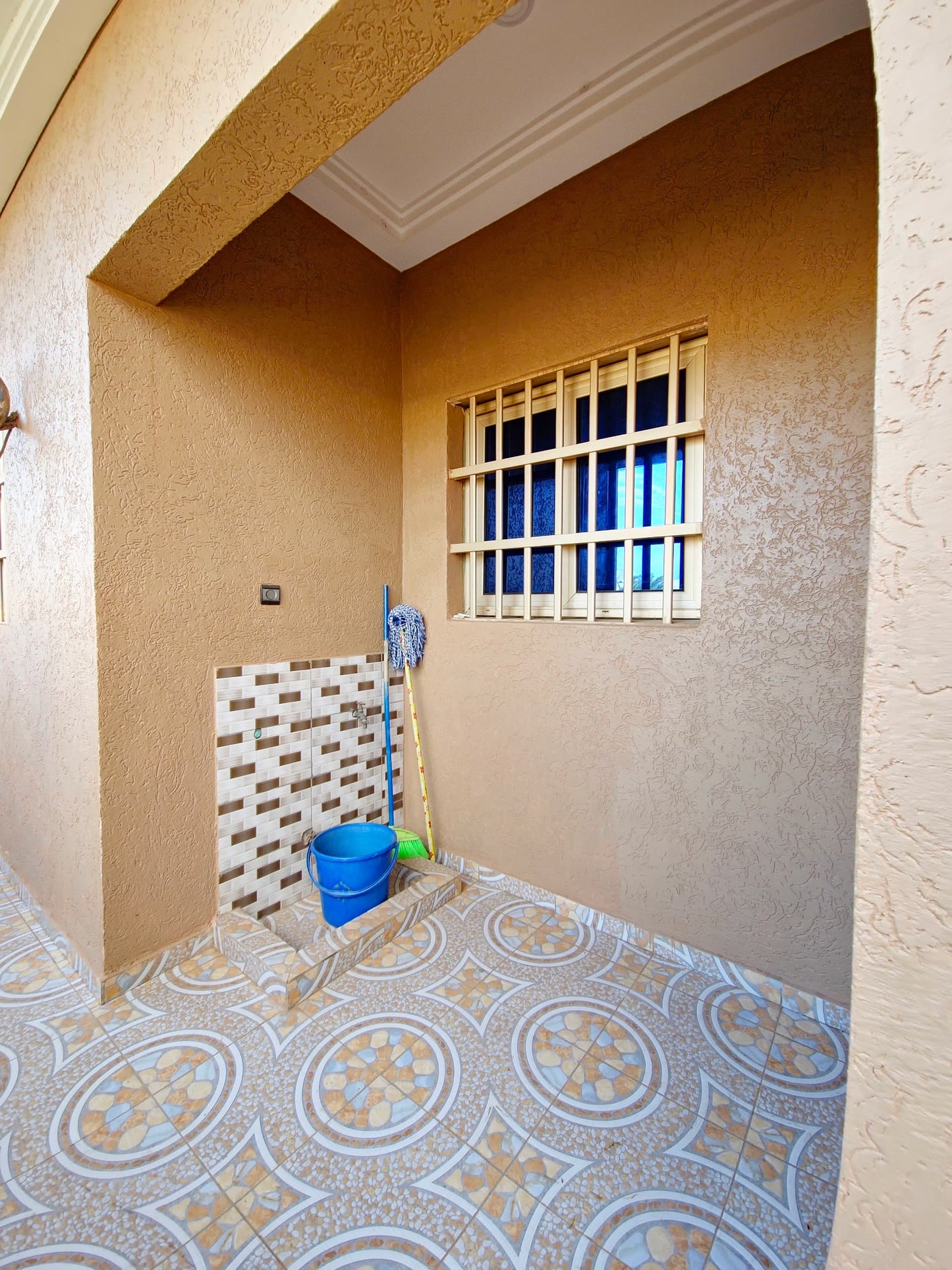 IMMEUBLE DE 16 PIÈCES À VENDRE À AGOÈ LOGOPÉ