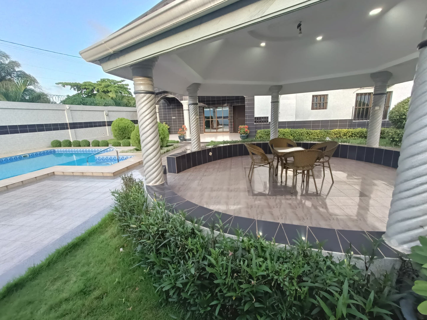 LOCATION VILLA DUPLEX MEUBLÉE À AVENOU (5 CHAMBRES, PISCINE)