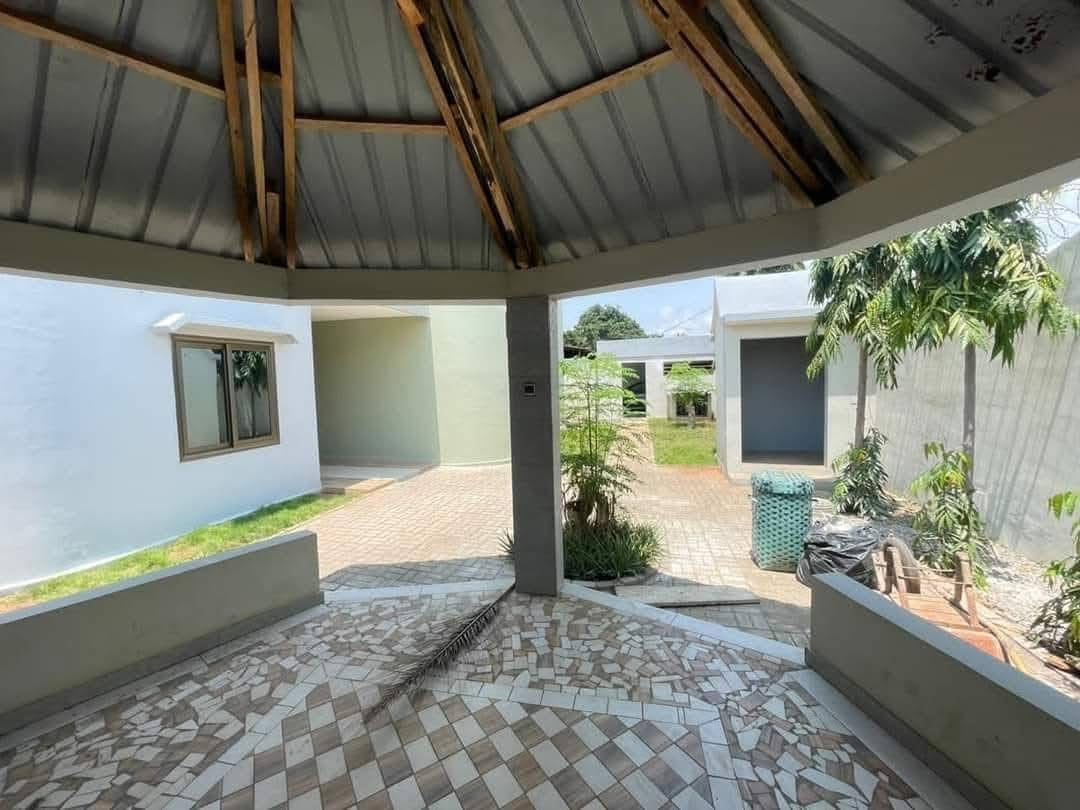 VILLA DUPLEX 10 PIÈCES À LOUER À ADÉWUI – NON LOIN DE L’IMMEUBLE MAJOREL