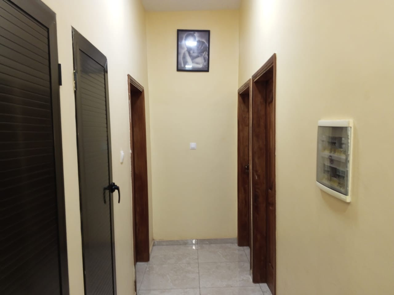 À LOUER – VILLA MEUBLÉE 4 PIÈCES (3 CHAMBRES, 1 SALON) À ADIDOGOMÉ MOKPOKPO