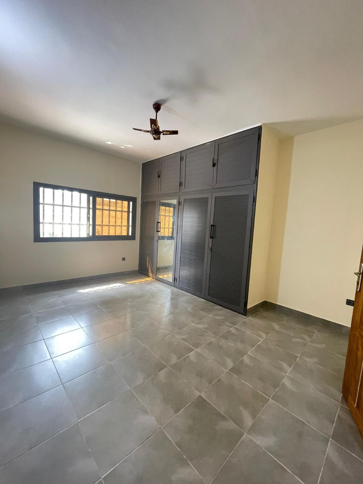 KPOGAN – VILLA 6 CHAMBRES À LOUER À 400 000 FCFA/MOIS