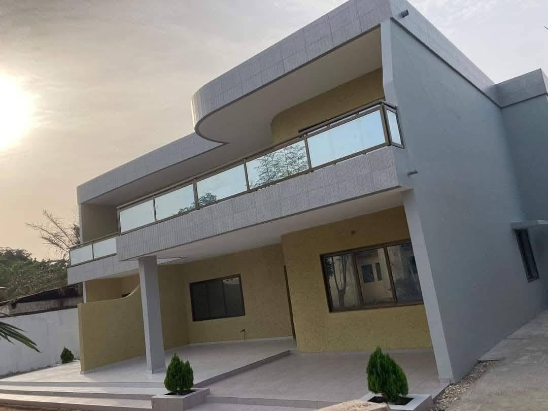 VILLA DUPLEX 10 PIÈCES À LOUER À ADÉWUI – NON LOIN DE L’IMMEUBLE MAJOREL