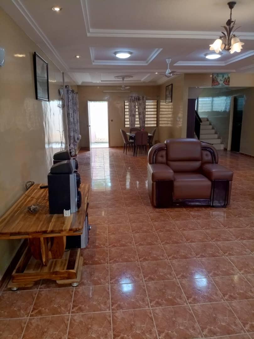 VILLA 6 PIÈCES À VENDRE À ADIDOGOMÉ GBOMAMÉ – 422 m² | TITRE FONCIER PERSONNEL