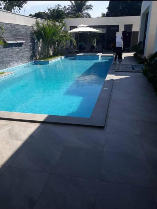 Villa 3 chambres meublée à vendre à Cité Oua (Caisse) – 2,3 milliards FCFA