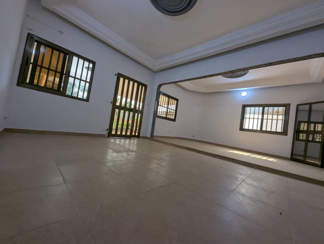 UNE VILLA À VENDRE À AVÉDJI WESSOMÉ NON LOIN DU GOUDRON - 5 PIÈCES