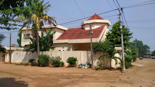 VILLA R+1 EN ANGLE DE RUE À VENDRE À HEDZRANAWOÉ – 4 CHAMBRES, 2 SALONS – 90 MILLIONS