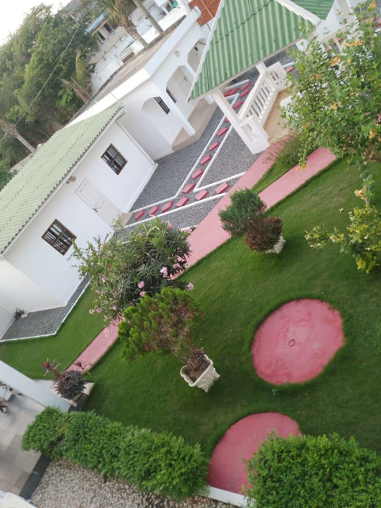 À VENDRE – VILLA DUPLEX 9 PIÈCES AVEC GRAND JARDIN À AVÉPOZO, CÔTÉ PLAGE (1 LOT)