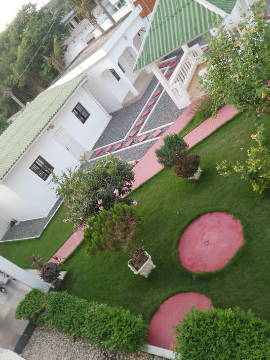 À VENDRE – VILLA DUPLEX 9 PIÈCES AVEC GRAND JARDIN À AVÉPOZO, CÔTÉ PLAGE (1 LOT)