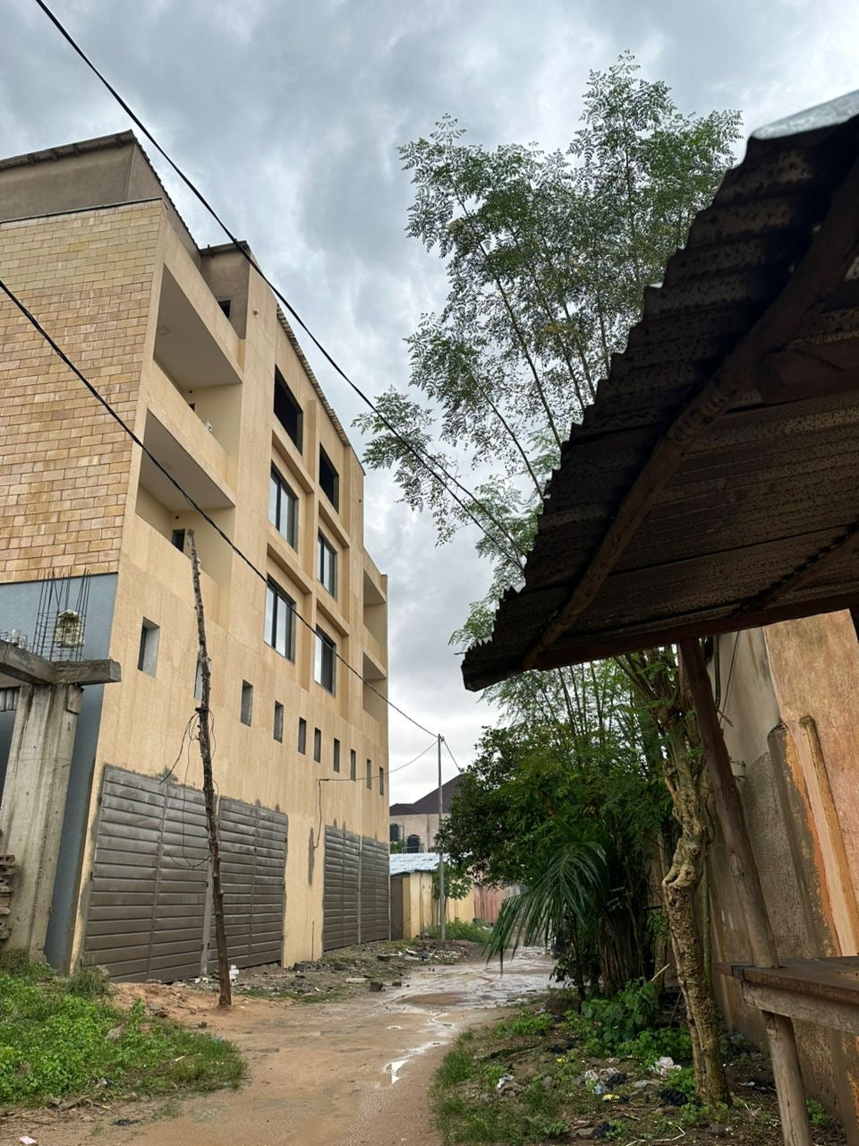 IMMEUBLE DE 14 UNITÉS À VENDRE AU BORD DU GOUDRON À ZANGUÉRA