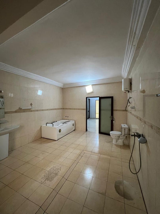 Villa R+1 de 6 chambres à louer à Tokoin – 700000 FCFA