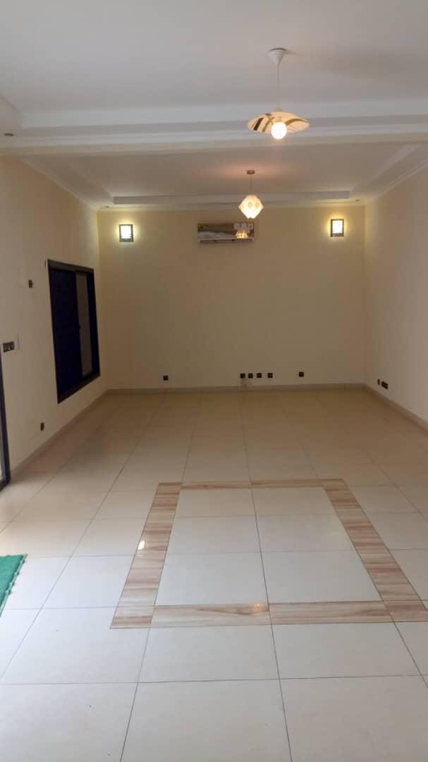 À LOUER – Villa 6 pièces avec piscine à Hedzranawoé Tigamé | 1,5 million FCFA/mois