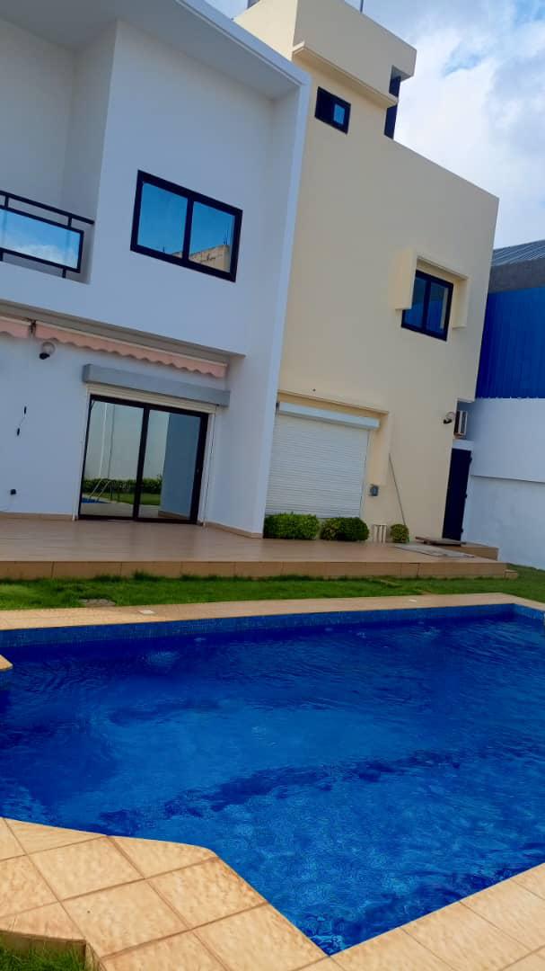 À LOUER – Villa 6 pièces avec piscine à Hedzranawoé Tigamé | 1,5 million FCFA/mois