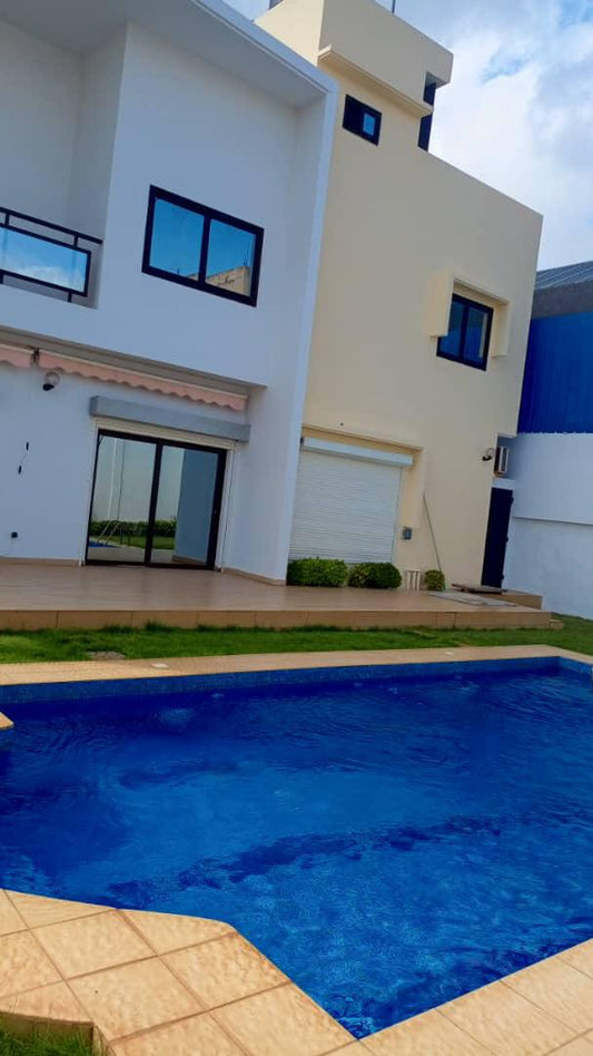 À LOUER – Villa 6 pièces avec piscine à Hedzranawoé Tigamé | 1,5 million FCFA/mois