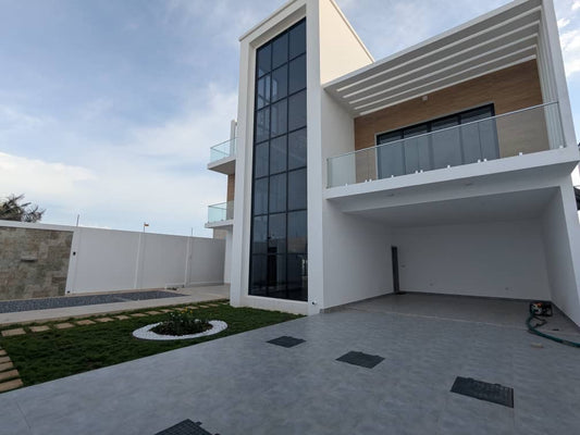 À LOUER – VILLA 4 CHAMBRES AU BORD DE LA MER – BAGUIDA | 3.200.000 FCFA